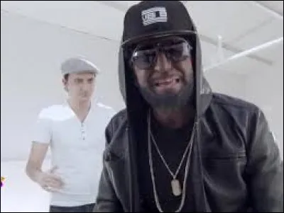 Complète cette chanson du Palmashow : ''Ça m'vénère quand je me cogne le doigt de pied sur le coin...''