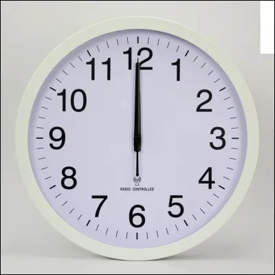 Quelle heure est-il si quelqu'un dit : "Son las cinco menos cinco" ?