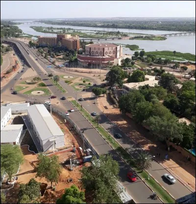Sur quel grand fleuve se situe la capitale africaine "Niamey" ?