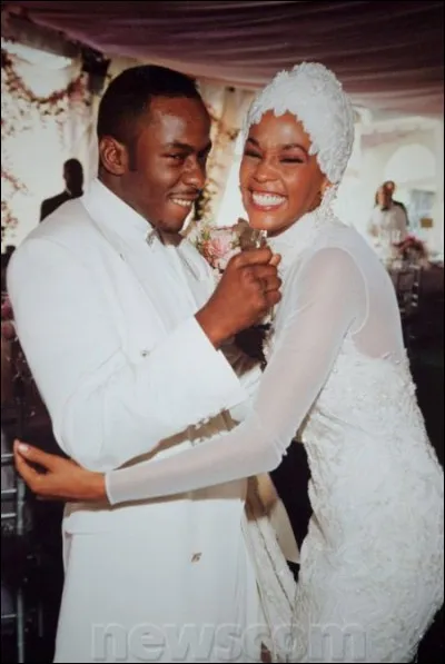 Quel est le nom de l'homme qu'elle épouse le 18 juillet 1992 ?