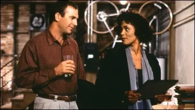 Qui est l'acteur au côté duquel elle tourne le film "Bodyguard" en 1992 ?