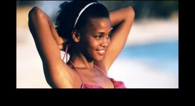 Quelle autre activité que le chant, Whitney pratiquait-elle lorsqu'elle était adolescente ?