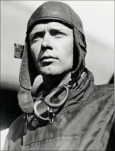 Charles Lindbergh, qui fut le premier  traverser l'Atlantique de New York  Paris sur le 'Spirit of Saint-Louis' en 1927, vola pendant ...