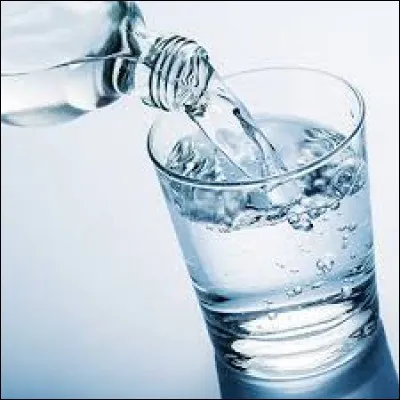 Le meilleur moyen de s'hydrater est de boire beaucoup d'eau au cours de la journée.