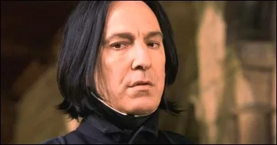 Le professeur Rogue fait une remarque déplacée à une élève de ta classe, sans raison apparente...