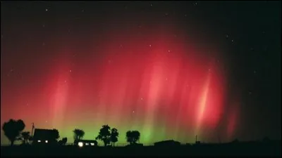 Phénomène lumineux et naturel qui se produit autour des pôles magnétiques, lorsqu'en provenance du soleil des nuages de matières chargées en énergie rencontrent l'atmosphère terrestre après avoir été repoussés par le champ magnétique (magnétosphère) qui protège la terre.