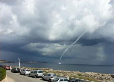 Phénomène se présentant sous forme d'une colonne d'air mélangé d'eau en rotation, formant un entonnoir nuageux, sous un nuage convectif au-dessus d'une étendue d'eau (océan, lac).