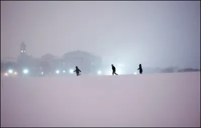 Tempête d'hiver, puissante et prolongée, combinant des températures négatives et des vents très forts réduisant considérablement la visibilité, typique des USA et du Canada.