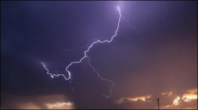 Phénomène naturel de décharge électrostatique disruptive qui peut se produire lorsqu'une grande quantité d'électricité statique s'est accumulée dans des zones de nuages d'orage, dans ces nuages, entre eux ou entre de tels nuages et le sol.