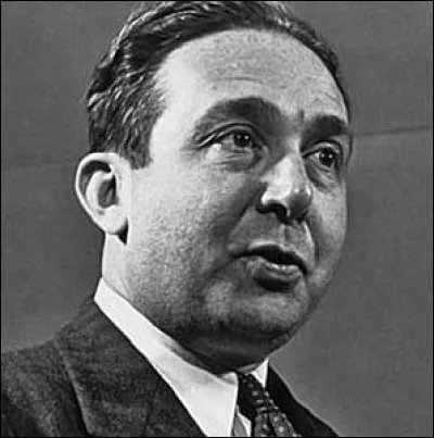 Physicien hongrois puis am&eacute;ricain, il a d&eacute;pos&eacute; avec Enrico Fermi le brevet du r&eacute;acteur nucl&eacute;aire. puis particip&eacute; au projet Manhattan. C'est ... Szil&aacute;rd.