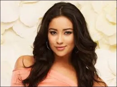 Apr&egrave;s &ecirc;tre rentr&eacute;e de vacances, Alison offre un cadeau &agrave; Emily . Quel est le cadeau ?