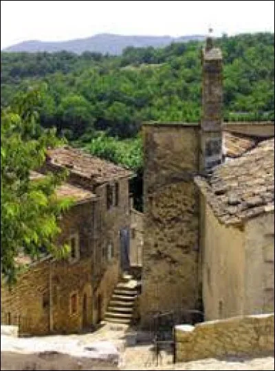 Nous sommes en région P.A.C.A., à Buoux. Petit village de 70 habitants, dans l'arrondissement d'Apt, il se situe dans le département ..