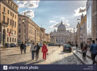 Le pays ayant le moins d'habitants est...