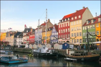 Le nom de quel élément chimique vient du latin de "Copenhague" ?