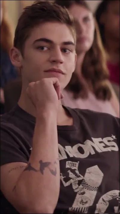 Dans le tome 2, que ne supporte pas Hardin lorsque Tess s'habille ?