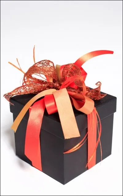 Toujours dans le m&ecirc;me tome, que lui offre Hardin pour son anniversaire ?