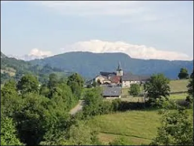 Nous sommes au pied de la pointe de la Galoppaz, &agrave; Puygros. Village d'Auvergne-Rh&ocirc;ne-Alpes, dans le massif des Bauges, il se situe dans le d&eacute;partement ...