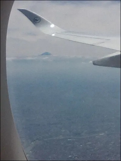 Que voit-on au loin sur cette photo ?