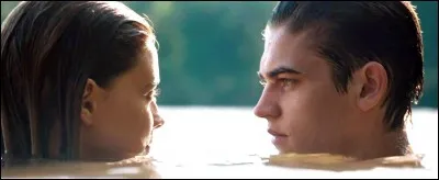 Où les deux personnages s'embrassent-ils pour la première fois ?