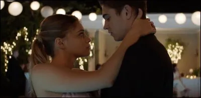 Au mariage du père du héros, sur quelle chanson dansent-ils ?