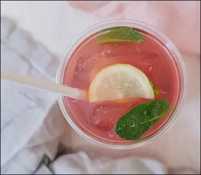 Maths - Eric commande un élixir fraise, citron et menthe au Colombus Café. La boisson en taille classique coûte 4,50 , Eric a un billet 20 . Combien la caissière va-t-elle rendre à Eric ?