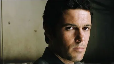 Qui interprète le rôle de Tony Almeida ?