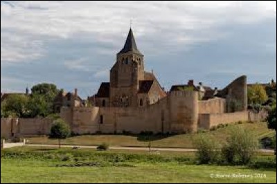 Aujourd'hui, nous commençons notre balade dans l'Allier, à Ainay-le-Château. Nous sommes dans l'ancienne région ...