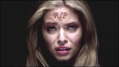 Qui a copié le déguisement d'Alison lors de la saison 2 ?