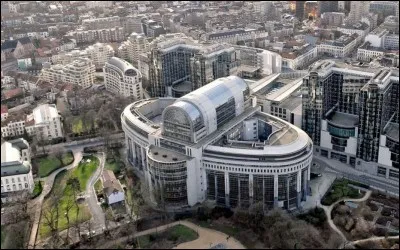 Organisation supranationale créée en 1957 pour mener une intégration économique entre l'Allemagne de l'Ouest, la Belgique, la France, l'Italie, le Luxembourg et les Pays-Bas. Elle a connu plusieurs élargissements pour inclure douze États à partir de 1986 :