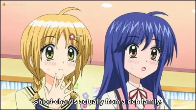 Qui est la fille aux cheveux bleus ?