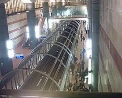 Situé parallèlement à la rue de Tolbiac, sous les voies ferrées venant de la gare de Paris-Austerlitz, la station ''Bibliothèque François-Mitterrand'' fut mise en service le 15 octobre 1998 sur la ligne 14. Se trouvant proche de la Bibliothèque nationale de France, depuis quelle année cet édifice est-il baptisé ainsi ?