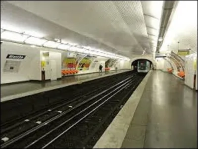 Station de la ligne 2, ''Blanche'' ouvrit ses portes le 21 octobre 1902. Devant son nom à la place Blanche, sous laquelle elle est implantée, elle le doit aussi au nom de la rue qui descend vers le sud. Pourquoi cette artère se prénomme-t-elle comme cela ?