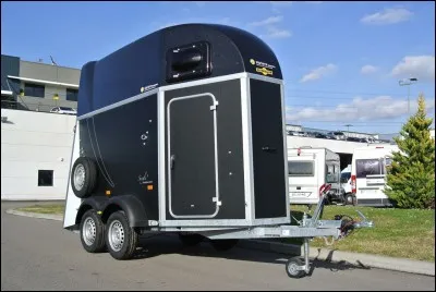 Avec quoi doit-on protéger les canons et les tendons du cheval pour un transport ?