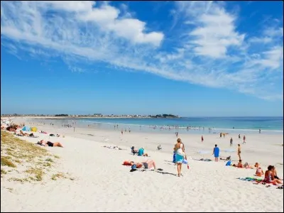 Complétez la phrase avec le verbe au présent de l'indicatif : "Je  à la plage".
