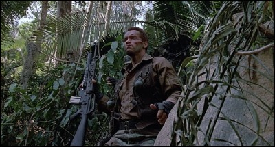 Un film où Schwarzie se retrouve finalement seul avec un M16 équipé d'un lance-grenades. Quel est ce film ?