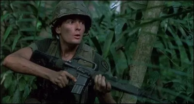 En pleine jungle, une avancée silencieuse avec le M16 avant une rencontre "musclée". Quel est ce film ?