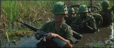 Le Vietnam a souvent inspiré les auteurs de films US. Ici notre brave soldat avance dans les eaux stagnantes en tenant son M16 d'une façon peu pratique en cas d'attaque surprise. Quel est ce film ?