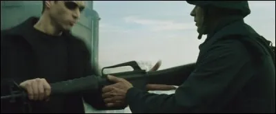 Un M16 subtilisé à un soldat en une fraction de seconde, sans enlever ses lunettes de soleil évidemment. Quel est ce film ?