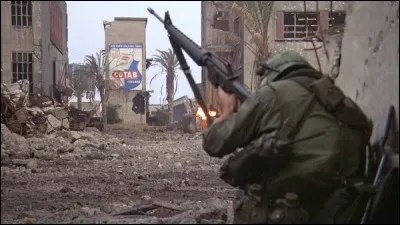 Un soldat droitier qui devient gaucher sur le plan suivant (?) Un tireur embusqué vous arrose, ça arrive, mais dans quel film ?