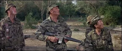 John Wayne avec un M16; eh oui, ça change de sa Winchester ! Mais, dans quel film ?