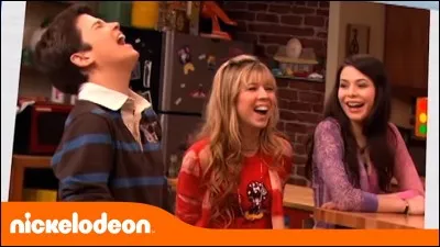 Quel est le métier du père de Carly ?