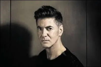 Avec quelle chanteuse Etienne Daho partage-t-il un duo sur la chanson "Comme un boomerang" ?