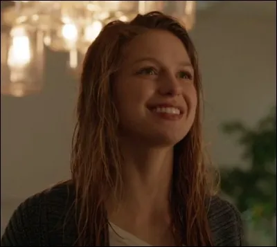 Une chaîne YouTube a publié des vidéos qui représente Kara Danvers embrassant une fille. Laquelle ?