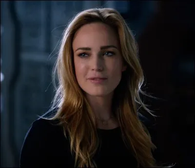 Dans "Legends of Tomorrow" saison 3, avec qui sort Sara Lance ?