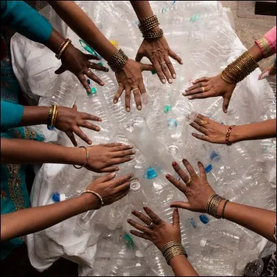 Le plastique est une source importante de pollution : 1,5 millions d'animaux sont tu&eacute;s par le plastique chaque ann&eacute;e. 10 tonnes de plastique sont produites chaque seconde dans le monde. As-tu une id&eacute;e du pourcentage de plastique produit dans le monde chaque ann&eacute;e qui est recycl&eacute; ? (une seule bonne r&eacute;ponse)