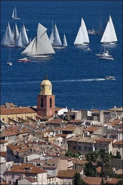 Et voici une ville du Var dont la gendarmerie est devenue célèbre grâce aux films de...