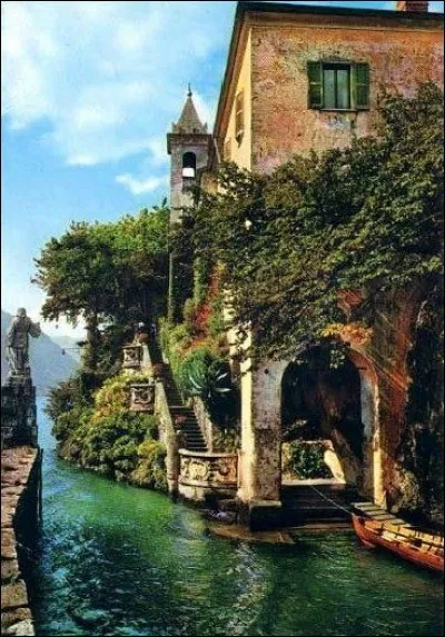 Voici une magnifique destination pour vos vacances, le lac de Côme...