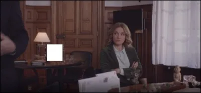 Que représente la statue sur le bureau du procureur ?