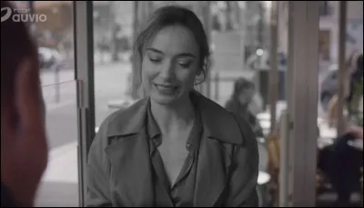 Quelle est la couleur du chemisier de l'ex femme de Bernier ? Il est ...