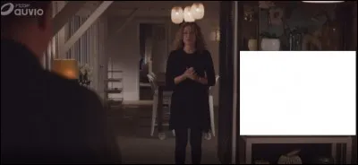 Combien y a-t-il de tiroirs dans le meuble à côté d'Alice ?